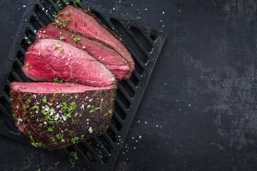 Barbecue Wagyu Hüftsteak aufgeschnitten als Draufsicht auf Grillgitter mit Textfreiraum rechts