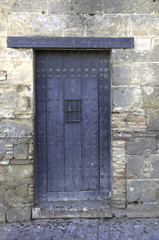 Fototapeta na wymiar Puerta antigua de madera en el Alcazar de Jerez