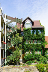 Feuertreppe an der Außenfassade eines Hauses