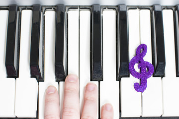 Naklejka premium Organ and hands.