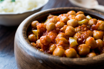 Chana Masala Chickpeas in wooden bowl.