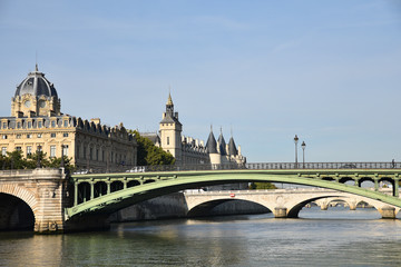 Ponts et île de la Cité à Paris en été, France