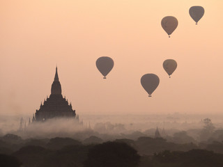 Fototapeta na wymiar Ballons over Bagan
