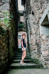 Femme dans une ruelle de Najac