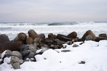 Fototapeta premium 강릉 겨울 바다의 방파제.(The breakwater of winter sea of Kangnung.)