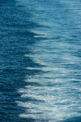 Scia di schiuma lasciata da traghetto