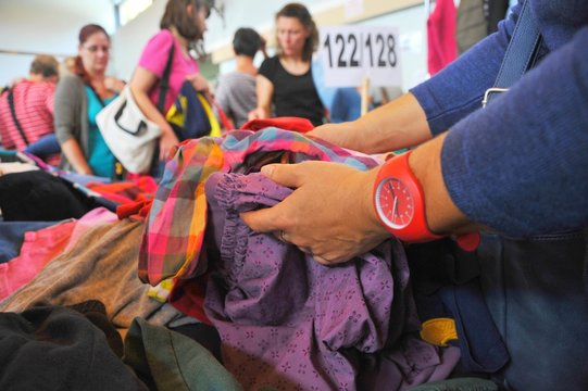 Frauen am W&uuml;hltisch auf dem Kinderflohmarkt