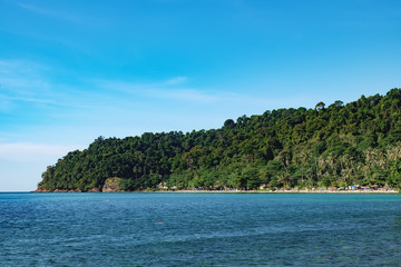 Obraz na płótnie Canvas View of the White Sand Beach, Chang island,Thailand. Unidentified tourists enjoying their holidays on Thai beach at hot summer day