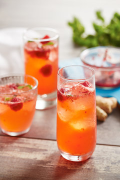 Raspberry fizz cocktail