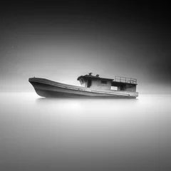 Foto op Plexiglas Geïsoleerde scheepswrak abstracte kunst - minimalistische zwart-wit landschapsfoto& 39 s © Budi Rahardi