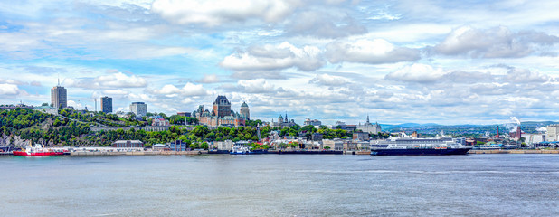 Naklejka premium Pejzaż miejski i panoramę miasta Quebec z rzeką Świętego Wawrzyńca i łodziami