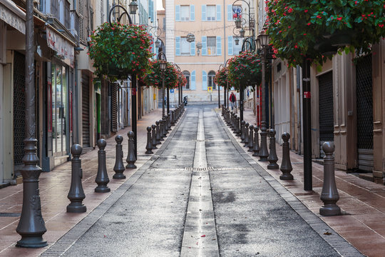 Fototapeta Narrow street in the old town Antibes in France.