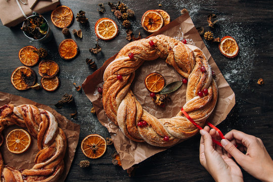 Cinnamon wreaths with dried oranges