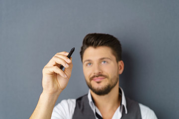 mann schreibt eine information