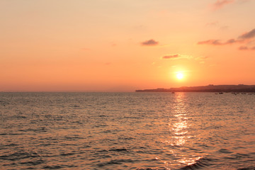 Obraz premium sunset sky above water - scenic sky over ocean 