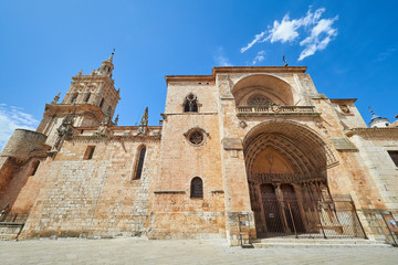 Fachada de la Catedral G&oacute;tica de Santa Mar&iacute;a de la Asunci&oacute;n en la Villa de El Burgo de Osma, Provincia de Soria, Espa&ntilde;a