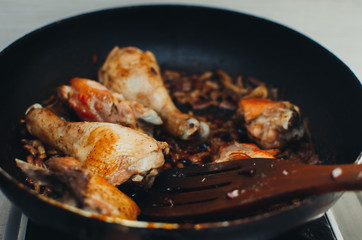 The chicken in the pan, the extinguishing process