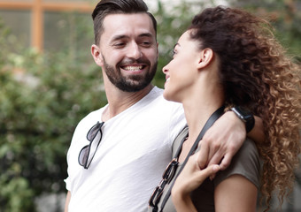 Obraz premium Cheerful young couple walking on urban street