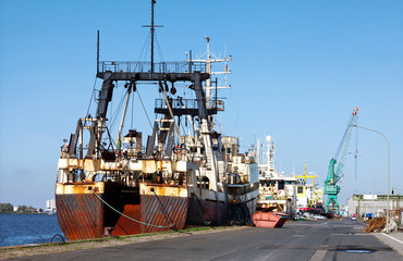 Fototapeta premium Bremerhaven, Schiffe am Pier im Fischereihafen