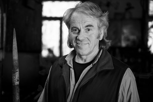 Kunstschmied in seiner Schmiedewerkstatt, Pfronten, Allg&auml;u, Bayern