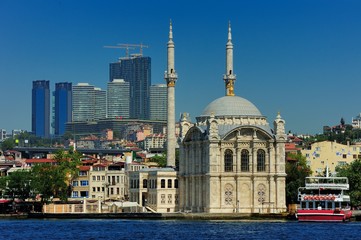Fototapeta na wymiar Ortakoy mosque and Bosphorus bridge, Istanbul, Turkey.