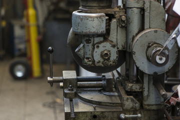 Werkzeuge und Maschinen in einer Kunstschmiede, Pfronten, Allgäu, Bayern