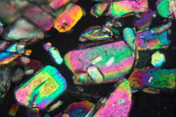 Obraz na płótnie Canvas Crystals of sodium borate under the microscope