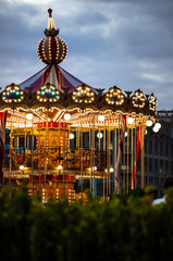 Fototapeta na wymiar carousel in the center of Moscow in the evening