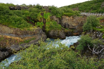 Fototapeta na wymiar Island: Wasserfälle Hraunfossar und Barnafoss bei Húsafell