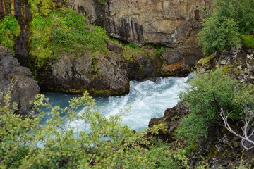 Fototapeta na wymiar Island: Wasserfälle Hraunfossar und Barnafoss bei Húsafell