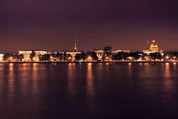 Fototapeta na wymiar Saint-Pétersbourg de nuit, vue sur la Néva