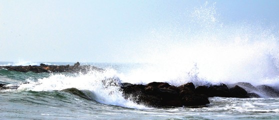 houle et belles vagues sur les rochers en méditérannée