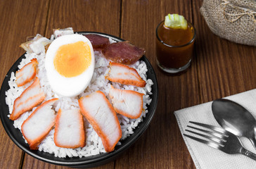 Barbecued red pork in sauce with rice. Then look appetizing.