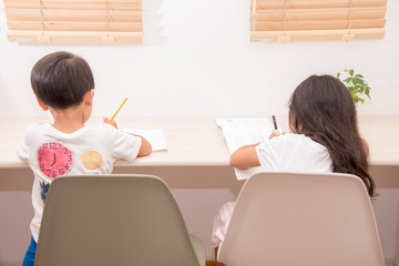 勉強をする子供