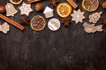 Obraz na płótnie Canvas Christmas background with gingerbread cookies