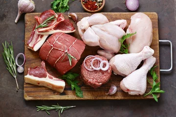 Fototapete Fleish Rohfleischsortiment - Rind, Lamm, Huhn auf einem Holzbrett