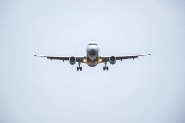 着陸態勢の旅客機