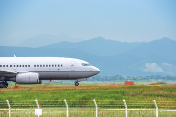 Fototapeta premium 離陸に向かう旅客機