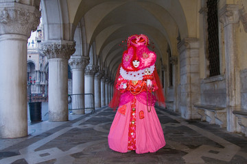 Fototapeta na wymiar Woman in Carnival Costume and Mask, venice, Italy