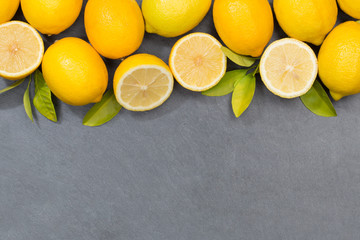 Zitrone Zitronen Früchte Textfreiraum Schiefertafel von oben