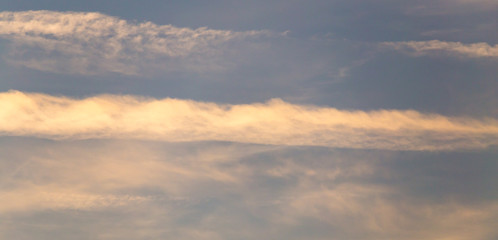 Fototapeta premium szlak z samolotu na niebie o zachodzie słońca