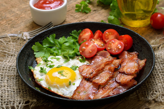 Breakfast - fried egg with bacon