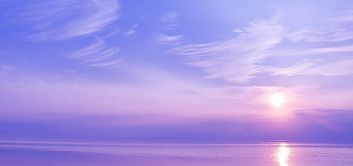 Schöner Sonnenuntergang über dem Meer von blauen und violetten Farben