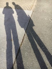 Schattenwurf zweier Menschen im Gespräch