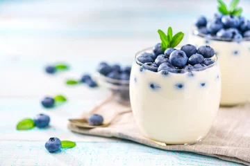 Foto op Plexiglas Dessert Huisgemaakte yoghurt met verse bessen