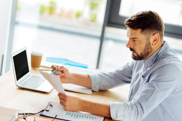 Obraz premium Profile photo of surprised man that looking at paper