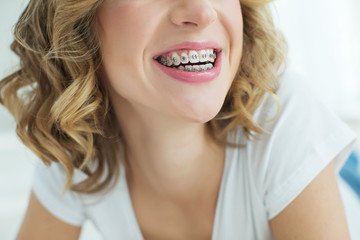 Naklejka premium Woman in braces 