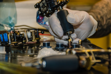 Tätowieren bei der Arbeit