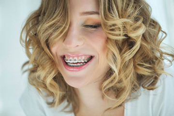 Naklejka premium Woman in braces 