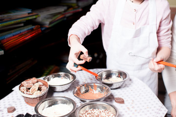 Obraz na płótnie Canvas Little chef prepare chocolates
